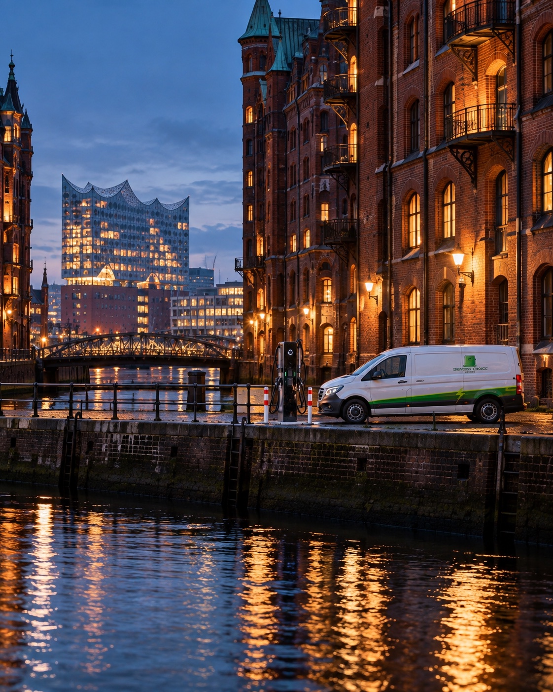 Ladesäule und Servicewagen am Fleet in der Hamburger Speicherstadt, dahinter die Elbphilharmonie